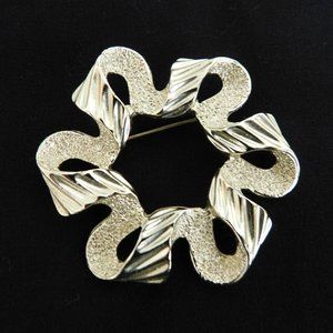 Vintage Sarah Coventry Costume Goldtone Ribbon Wreath Brooch Pin